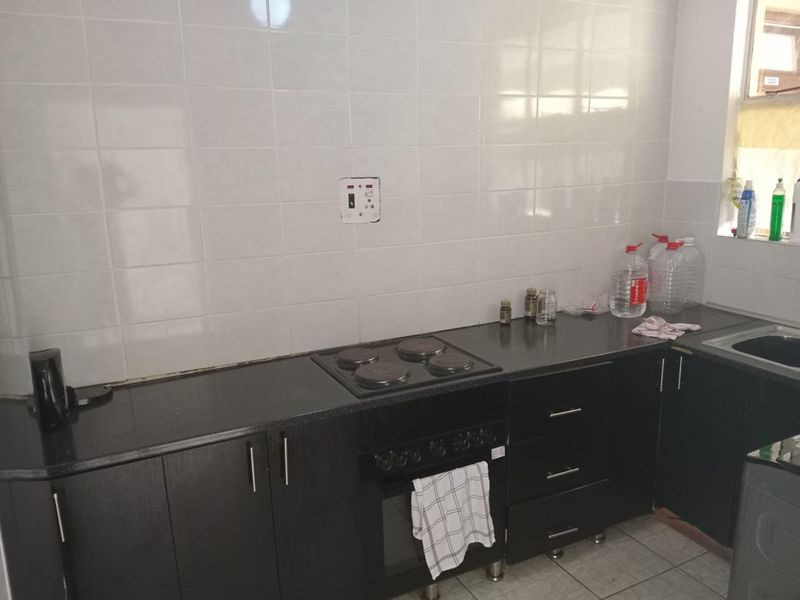 Charming 2-Bedroom Apartment in Empangeni's Fairview: Bright Living with Modernisation Potential - Photo 3