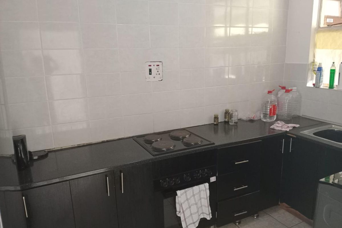 Charming 2-Bedroom Apartment in Empangeni's Fairview: Bright Living with Modernisation Potential - Photo 3