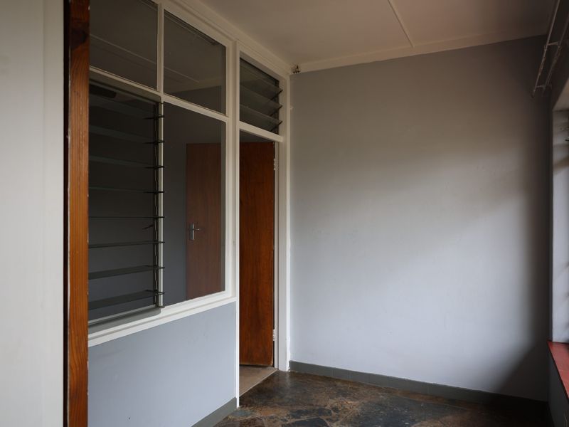 2.5-Bedroom Top-Floor Flat - Photo 6