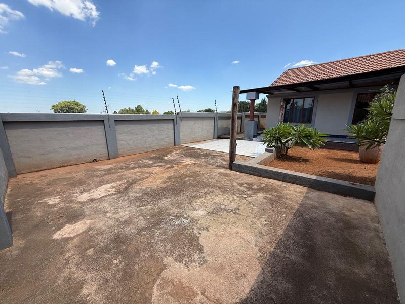 Charming Two-Bedroom Full-Title Home on a Spacious Corner Stan - Photo 7