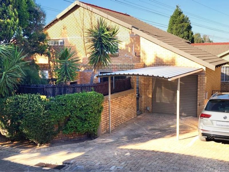 Discover peaceful living in this charming 1-bedroom loft duplex. - Photo 1