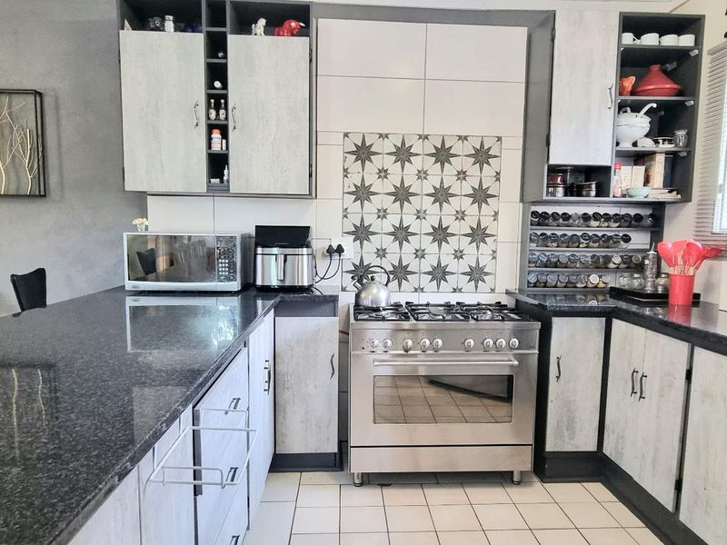 PERFECT FAMILY HOME WITH SPLASH POOL - Photo 2