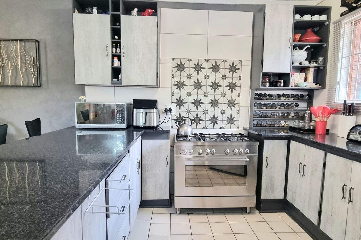 PERFECT FAMILY HOME WITH SPLASH POOL - Photo 2