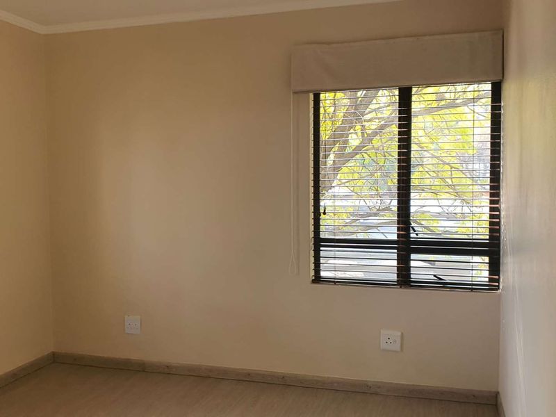 Beautifully maintained 2 bedroom apartment for rental in Jackal Creek Golf Estate R9000 Available 1 September - Photo 10