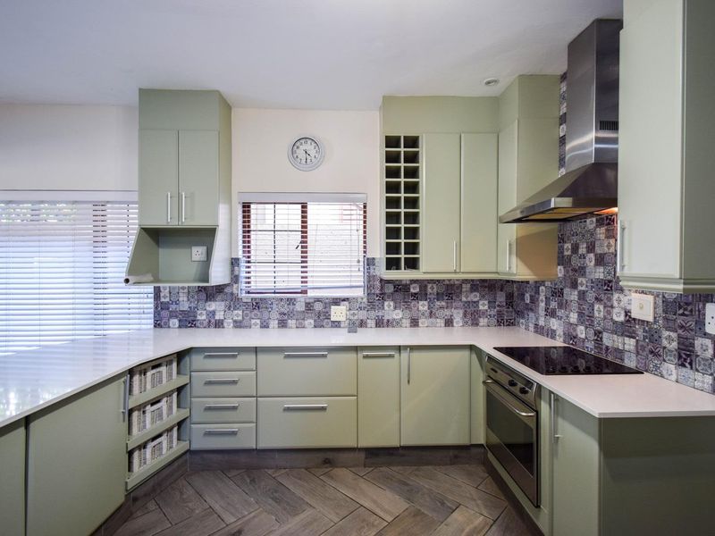 Modern, Three bedroom duet with neat finishes in security estate - Moreleta Park - Photo 4