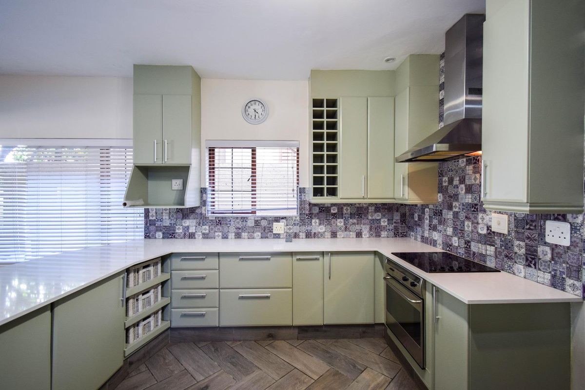 Modern, Three bedroom duet with neat finishes in security estate - Moreleta Park - Photo 4