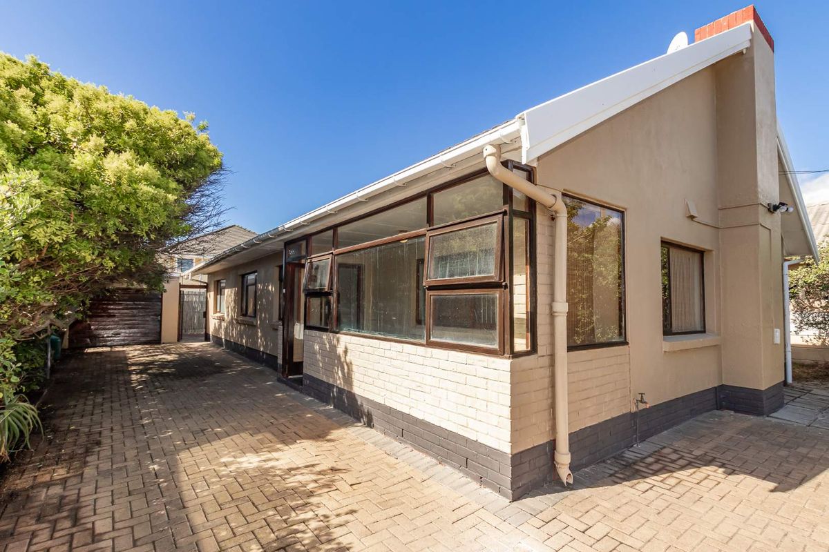Charming Fish Hoek Classic – A Home with Character! - Photo 2