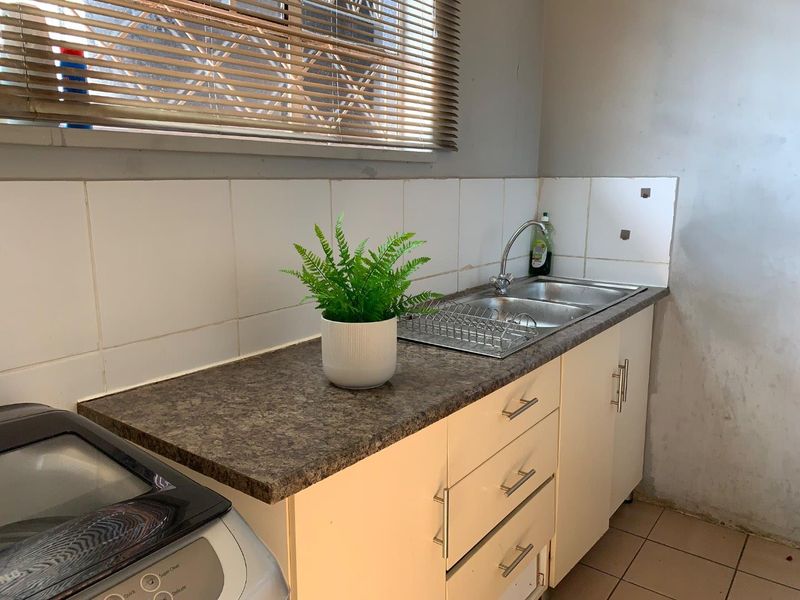 **Spacious and Conveniently Located 2-Bedroom Apartment Near Johannesburg CBD - Photo 5