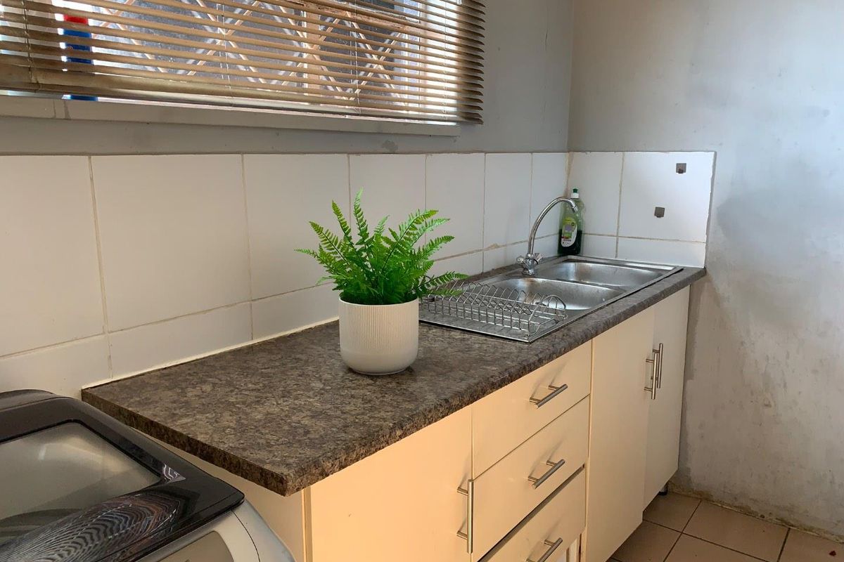 **Spacious and Conveniently Located 2-Bedroom Apartment Near Johannesburg CBD - Photo 5
