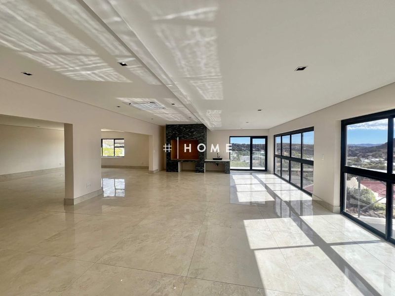 Luxury Property with 5 Bedrooms and 1-Bedroom flat - Photo 4