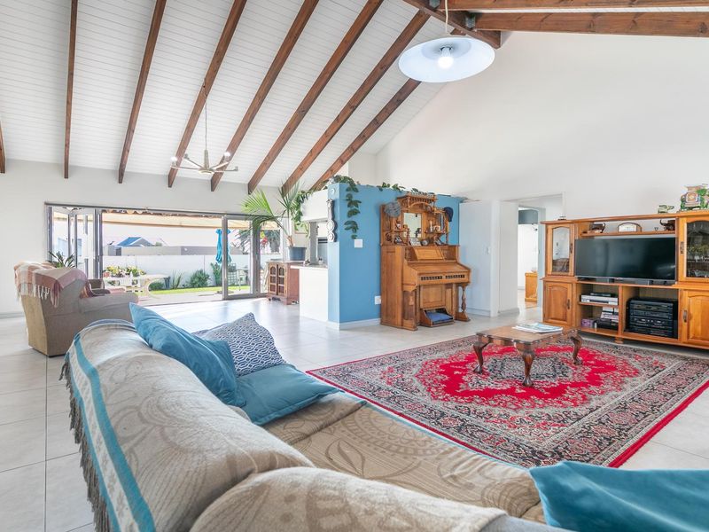4 Bedroom Coastal Living - Photo 2