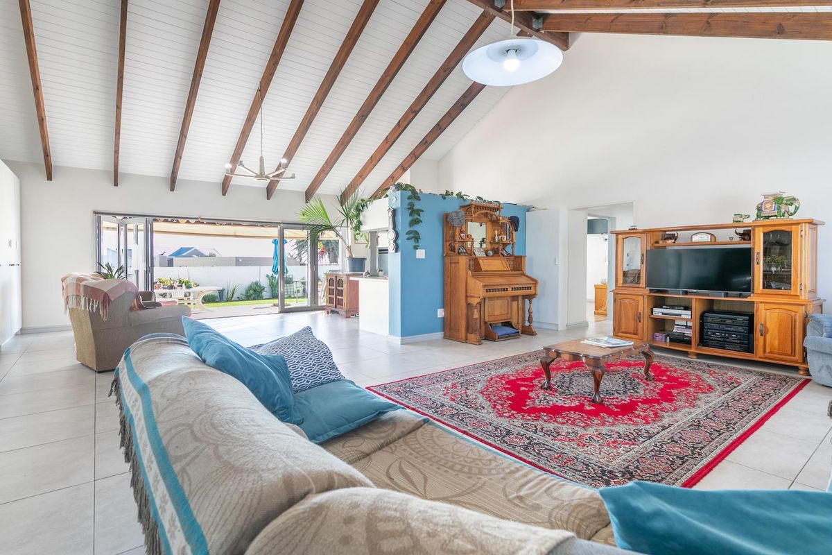 4 Bedroom Coastal Living - Photo 2