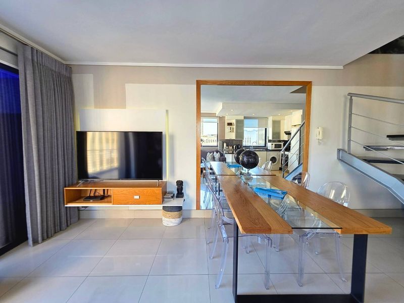 Double-Storey Corner Penthouse with Iconic Table Mountain Views - Photo 6