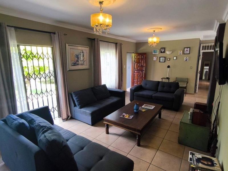 Versatile Family Home with Two Income-Generating Flats - Photo 3