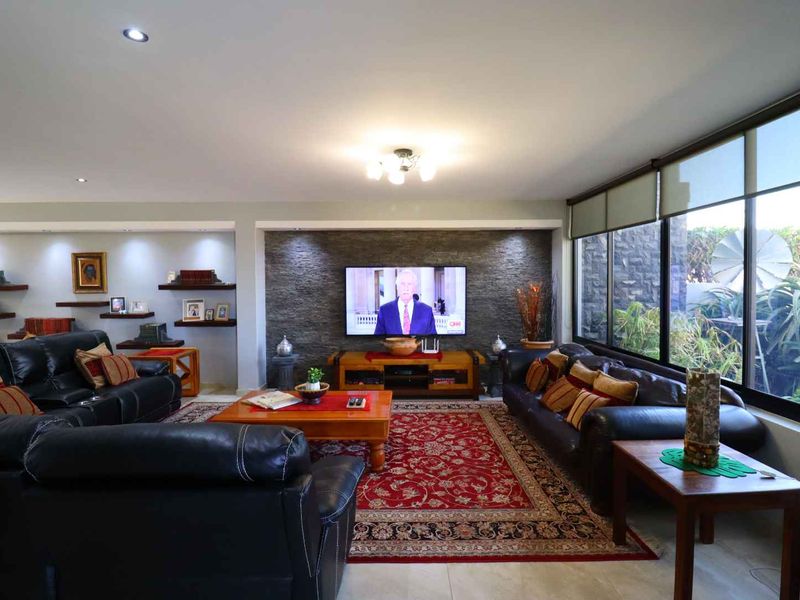 Exceptional 8-Bedroom Sea-View Property in Swakopmund - Photo 4