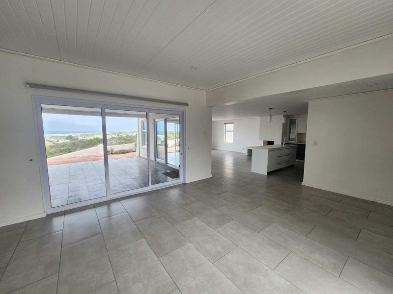**Modern Coastal Retreat with Unparalleled Sea Views** - Photo 8