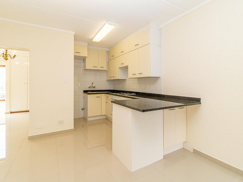 Inviting Top-Floor Apartment – Perfect Lock-Up-and-Go! - Photo 4