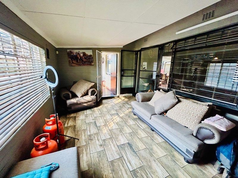 3 bedroom house with flatlet for sale in Vryheid - Photo 6