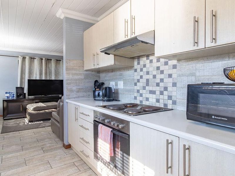 Modern 3-Bedroom Family Home for Sale in Oxford, Hagley - Photo 4