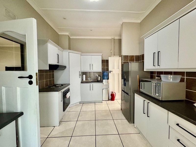 Versatile 4-Bedroom Home with Pool & Ample Parking - Photo 7