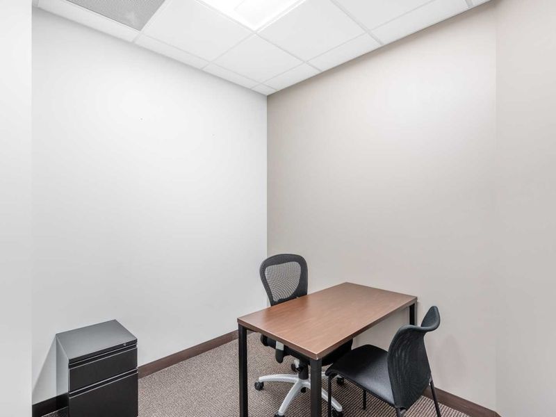 Private office space tailored to your business’ unique needs in Regus Country Club - Photo 3