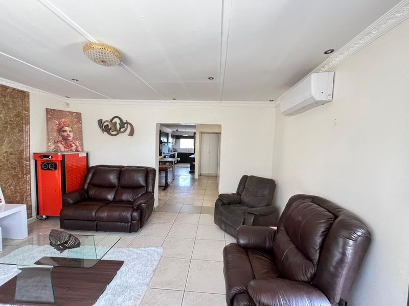 Freestanding 3-Bedroom Home with Air Conditioning and Garage – Soweto | N$1,600,000 (Costs Exclusive) - Photo 3