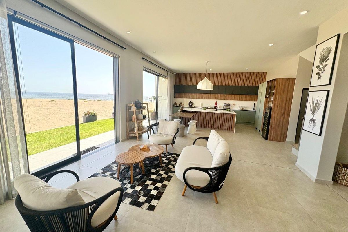 stylish 5 bedrooms Townhouse to Rent in Dolphin Beach - Photo 3