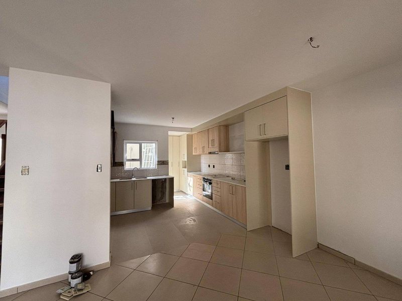 3 Bedroom Townhouse TO LET in Ludwigsdorf - Photo 2