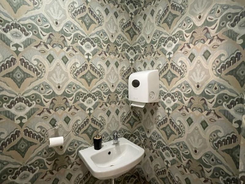 "Dynamic Workspace: 235m2 Office with Kitchenette and Storage!" - Photo 6