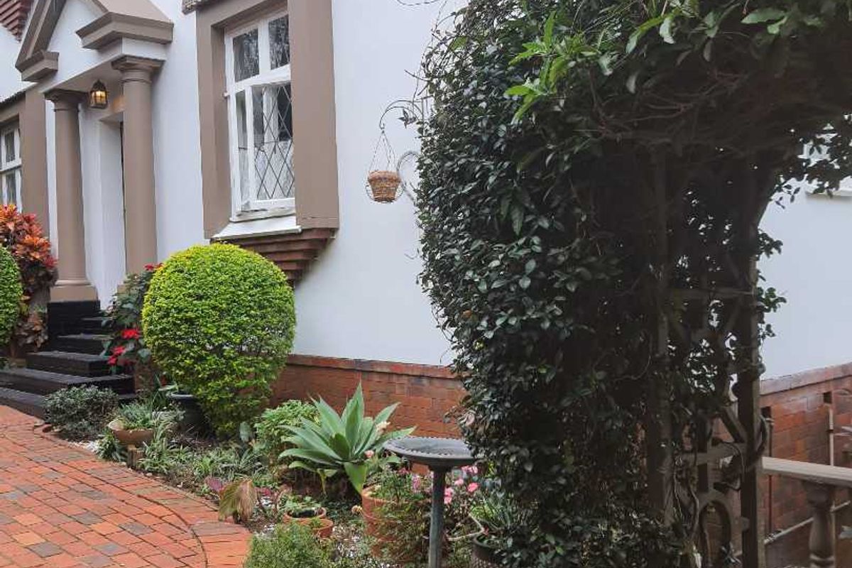 Gracious family home - Photo 2
