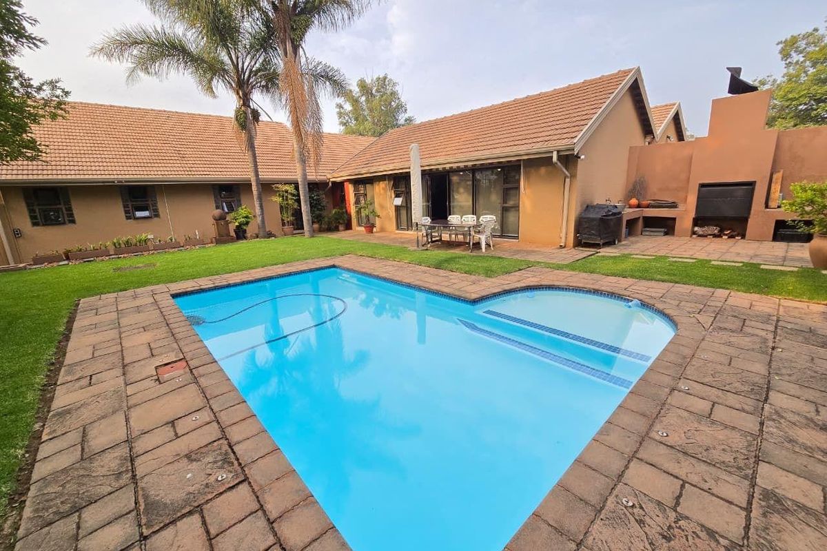 4 Bedroom Expansive Family Home with 3 Flatlets and Golf Course Views - Photo 2