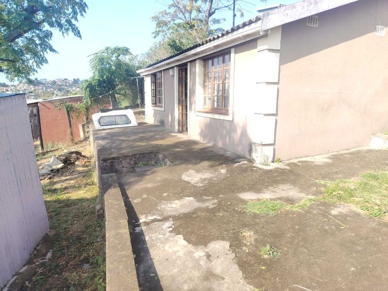 HOUSE AND COTTAGE FOR SALE UMLAZI A - Photo 1