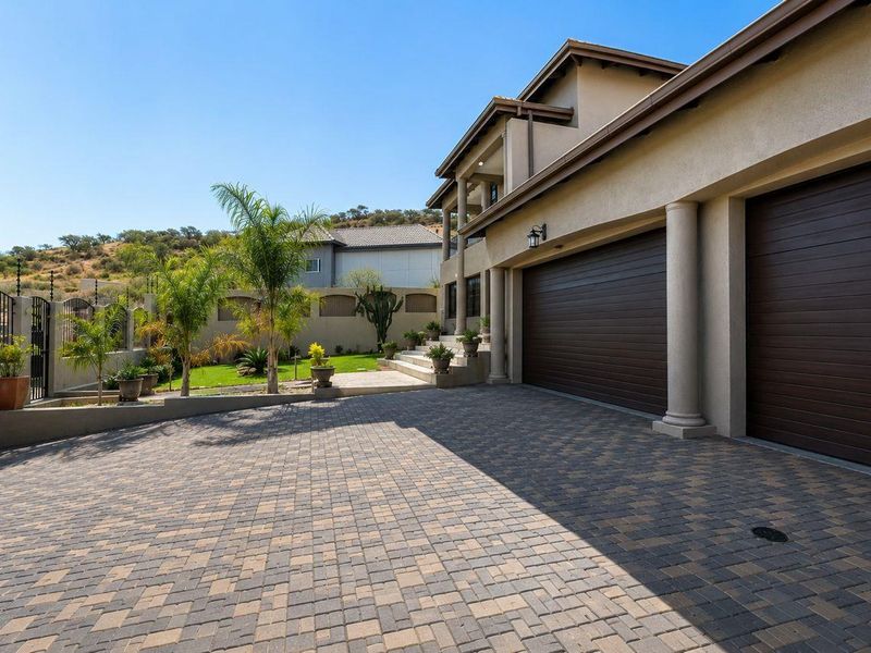 BEAUTIFUL 5 BEDROOM FAMILY HOME FOR SALE - AUSBLICK - Photo 1