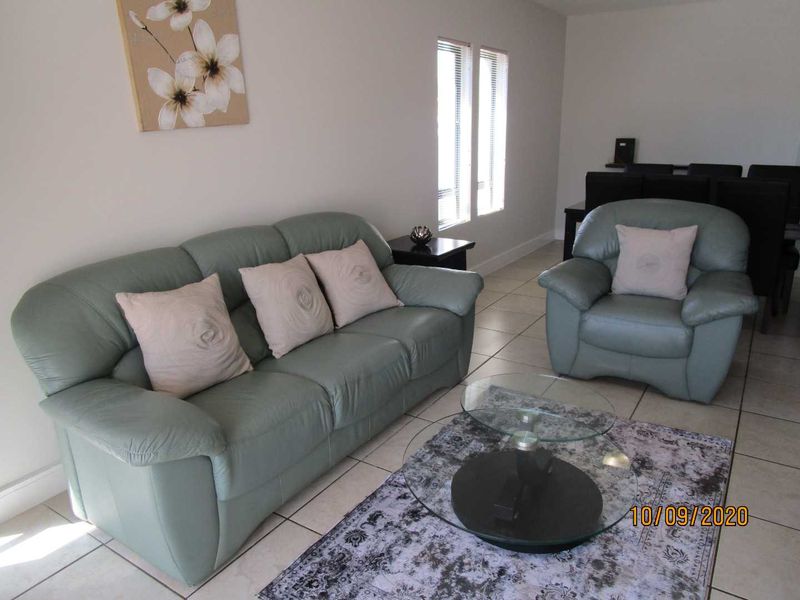 Stylishand Modern  2 Bed 2 Bath Apartment in Great Complex - Photo 4