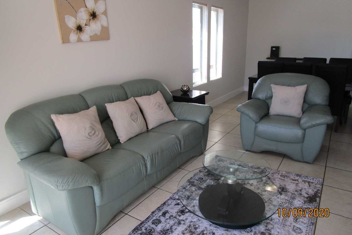 Stylishand Modern  2 Bed 2 Bath Apartment in Great Complex - Photo 4