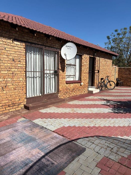 Property #2500849, House Rental Monthly in Karenpark