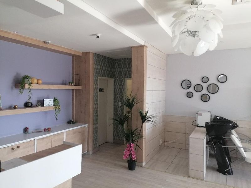 Business building for sale - Photo 3