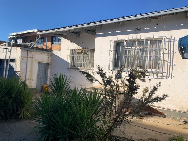 **Spacious 4-Bedroom House for Sale with Rental Income Potential** - Photo 2