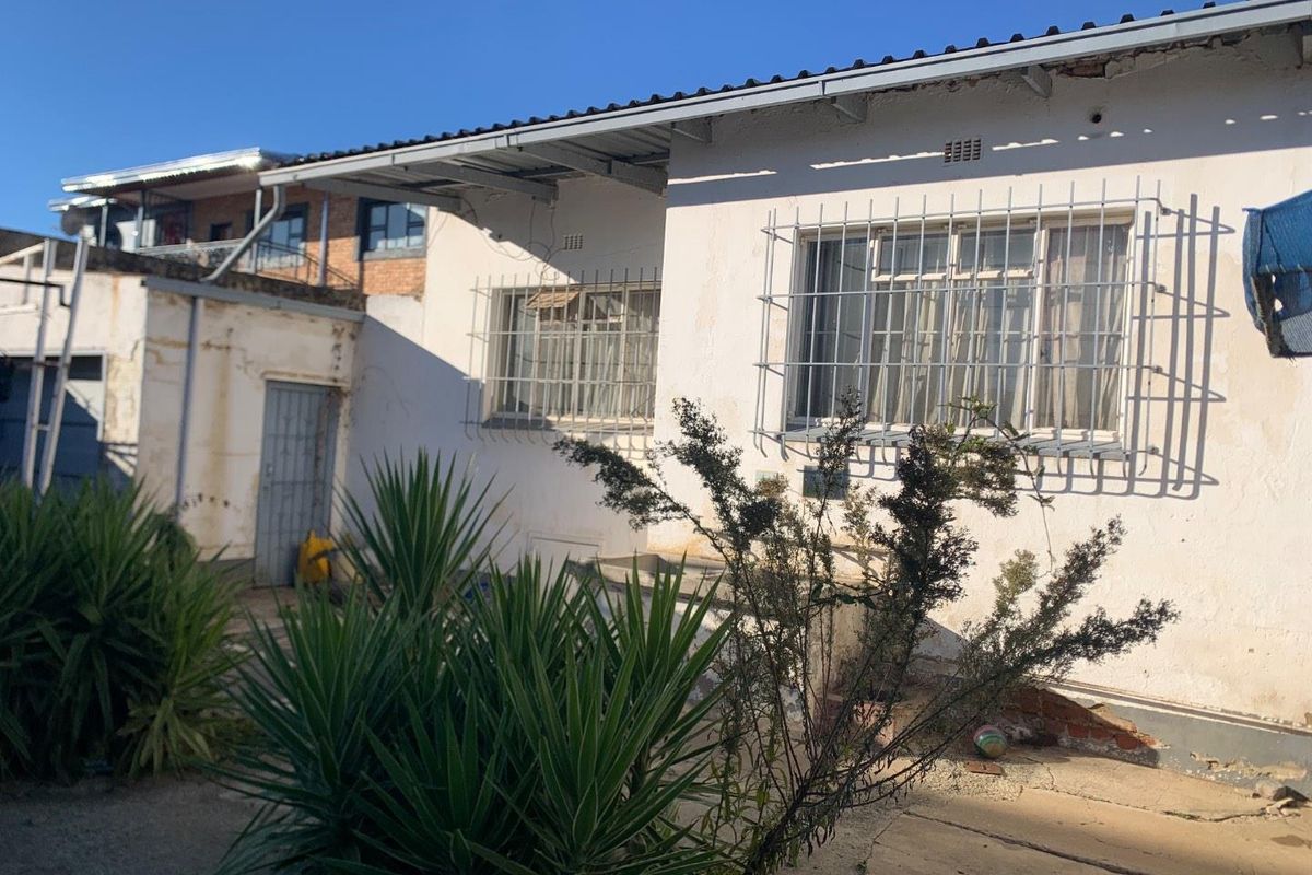**Spacious 4-Bedroom House for Sale with Rental Income Potential** - Photo 2