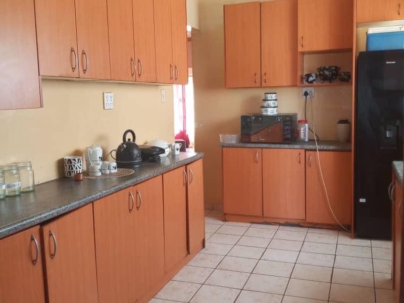 Big home for sale. - Photo 4