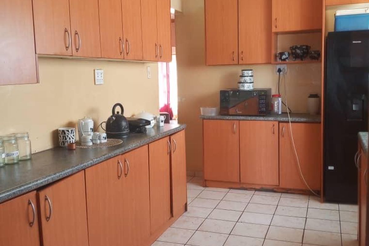 Big home for sale. - Photo 4