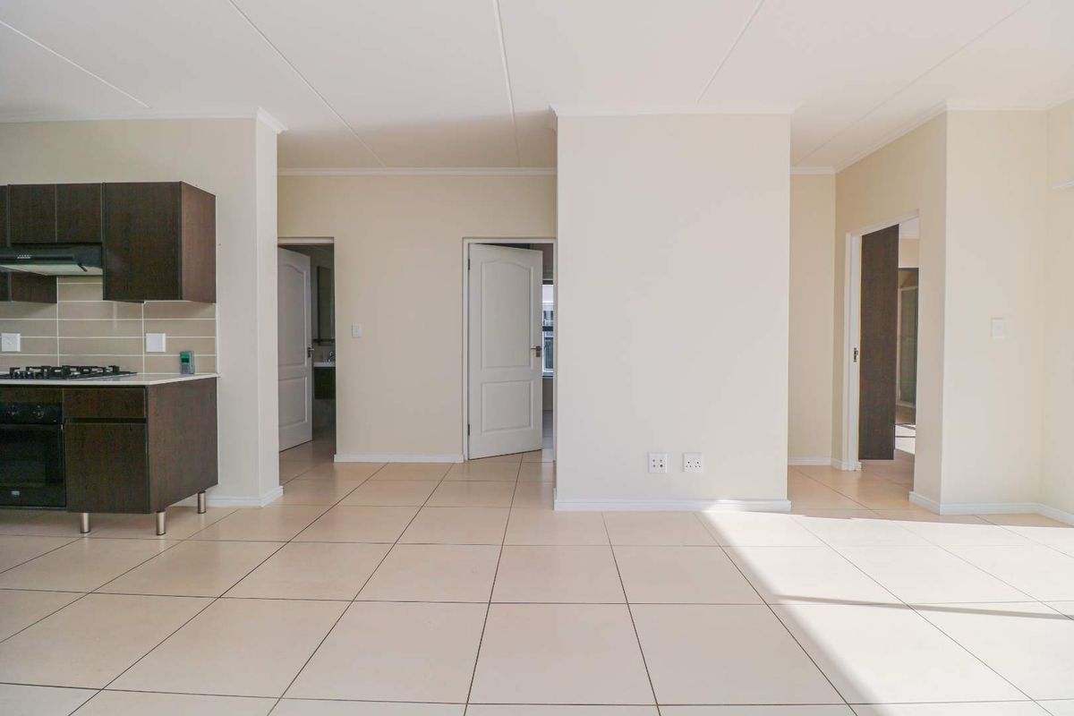 3 Bedroom, 2 bathroom unit in popular De Velde - pet friendly - Photo 4