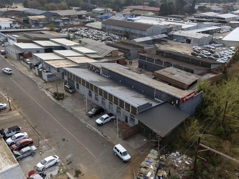 PRIME INDUSTRIAL COMPLEX WITH THREE WORKSHOPS ON CONSOLIDATED STANDS - Photo 4