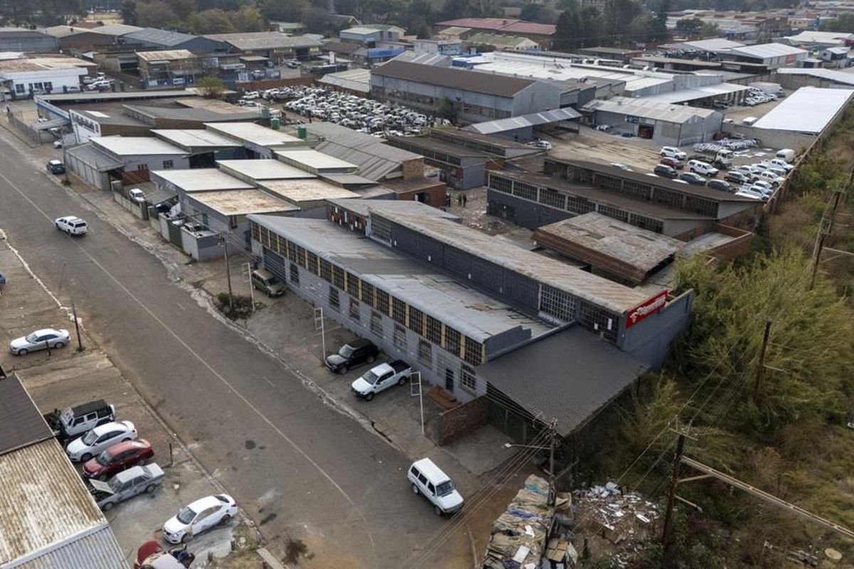 PRIME INDUSTRIAL COMPLEX WITH THREE WORKSHOPS ON CONSOLIDATED STANDS - Photo 4