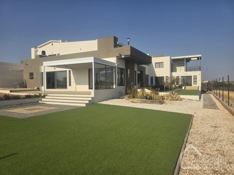 !!️UNMATCHED ELEGANCE UNDER ONE ROOF!!️ - Photo 2