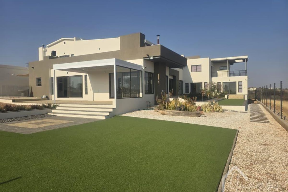 !!️UNMATCHED ELEGANCE UNDER ONE ROOF!!️ - Photo 2