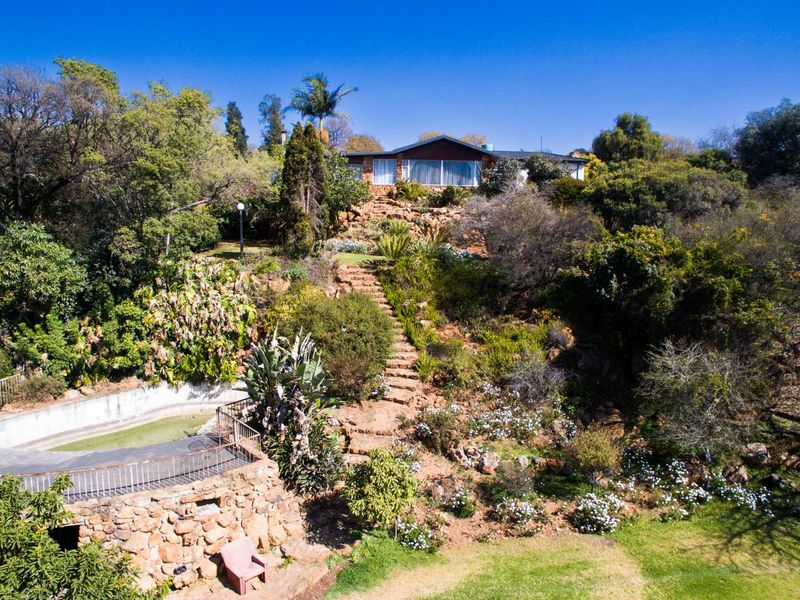 4-Bedroom Home on a 5 949m2 Stand in Constantia Kloof - Photo 5