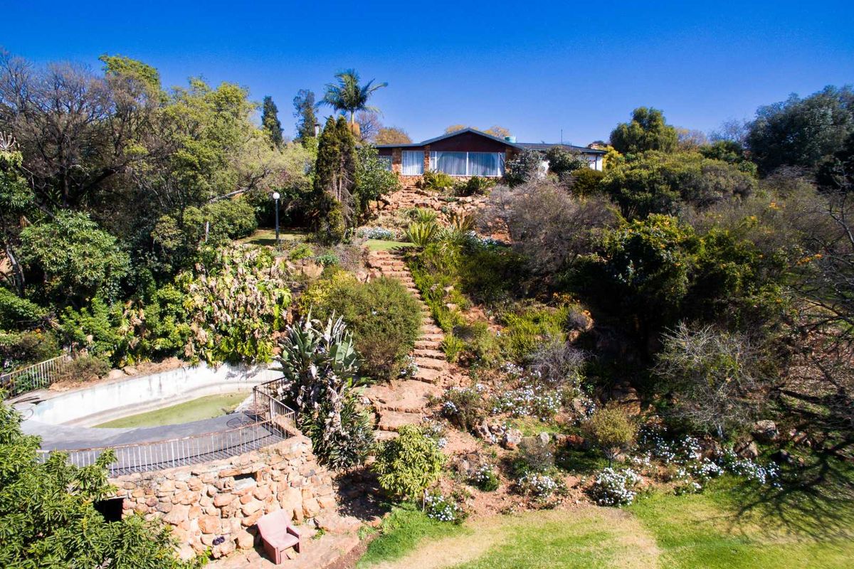 4-Bedroom Home on a 5 949m2 Stand in Constantia Kloof - Photo 5