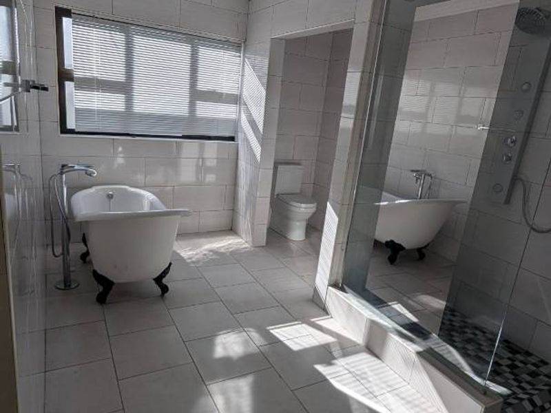 Sleek and contemporary 3 Bedroom home - Photo 10