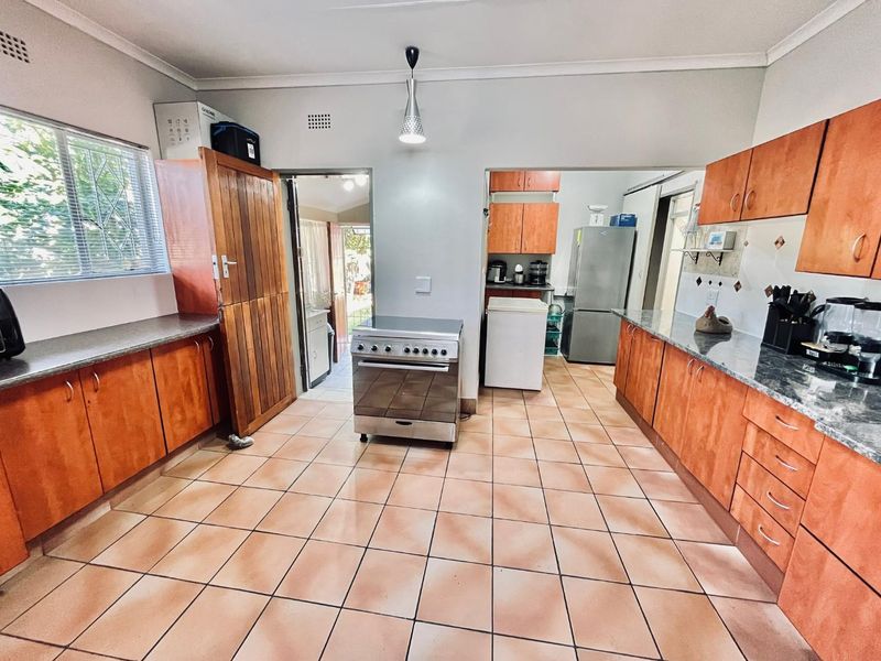 Two Three bedroom houses with two bathrooms on the same property - Photo 8